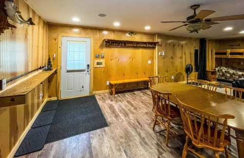 Pinconning House | Clean and Comfortable Camp Close to the Bay