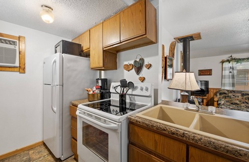 Rapid City Cottage | Clean and Comfortable Cottage Thirty Minutes from Mt Rushmore - In Rapid City On Canyon Lake Thirty Minutes from Mt Rushmore