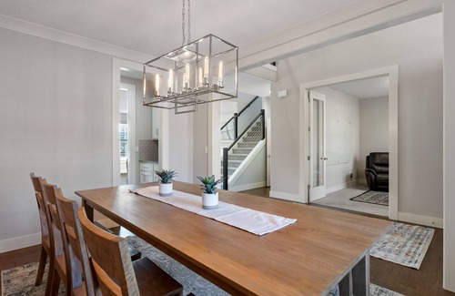 Lake Shore House | Clean and Comfortable Family Stay Close to Everything!