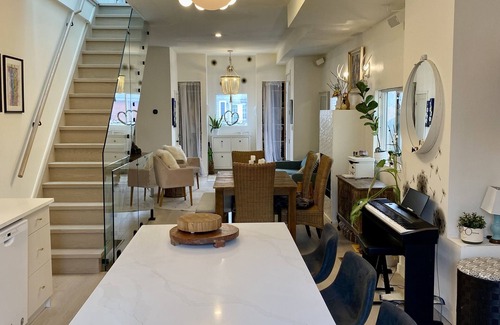 Greenwood - Coxwell House | CLEAN AND COMFORTABLE. Walking distance to beach, shops and top restaurants.