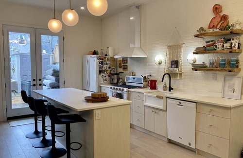 Greenwood - Coxwell House | CLEAN AND COMFORTABLE. Walking distance to beach, shops and top restaurants.