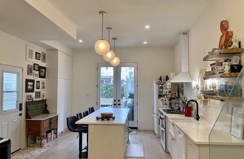 Greenwood - Coxwell House | CLEAN AND COMFORTABLE. Walking distance to beach, shops and top restaurants.