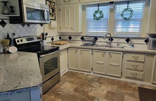 Rupert House | Clean and cozy 3 bdrm one bath home in the heart of Rupert.