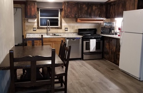 Conroe House | Clean and Cozy Creekside Home