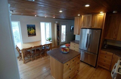 Ashton House | Clean and Cozy Forest Hideout
