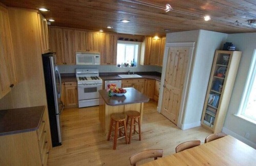 Ashton House | Clean and Cozy Forest Hideout