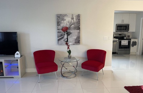 North Andrews Gardens House | Clean and modern 2BR/2Bath Jacuzzi home, beautiful Patio, minutes from the beach