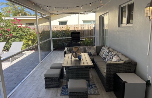 North Andrews Gardens House | Clean and modern 2BR/2Bath Jacuzzi home, beautiful Patio, minutes from the beach