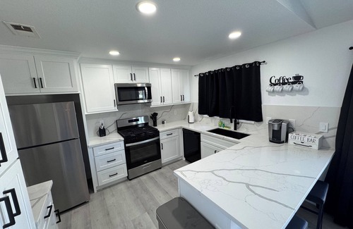 Hesperia House | Clean and Modern 4 Bedroom vacation home