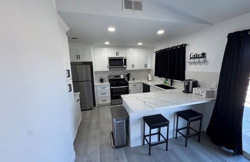 Hesperia House | Clean and Modern 4 Bedroom vacation home