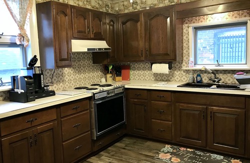 Oswego House | Clean and Roomy 4 Bedroom House