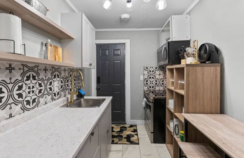 Windsor Apartment | Clean and spacious 3BR DT Windsor Laundry and parking