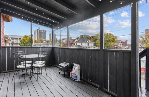 Windsor Apartment | Clean and spacious 3BR DT Windsor Laundry and parking