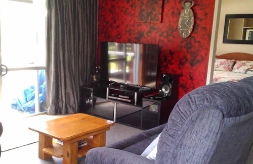 Waimangaroa Apartment | Clean and tidy unit at base of scenic Denniston
