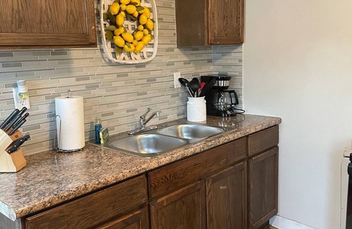 Lake Station House | Clean Apartment close to 80/94, I65 Lake Station 2751 DeKalb 1 bed