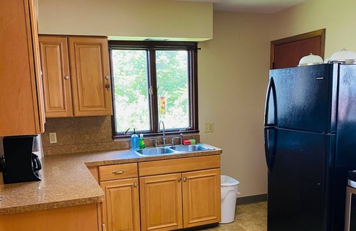 Hermitage House | Clean & Basic One Floor House Close to Park & Lake