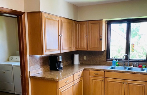 Hermitage House | Clean & Basic One Floor House Close to Park & Lake