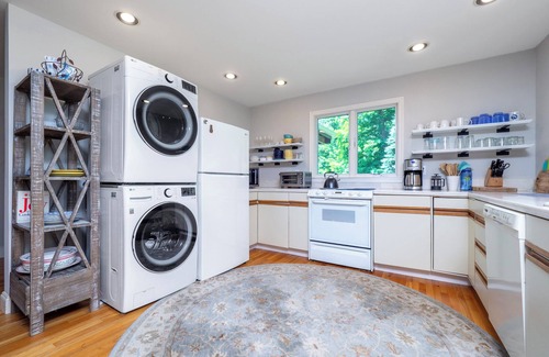 Southbury Cottage | Clean & Bright 2 Bedroom Cottage shares 8 Acres