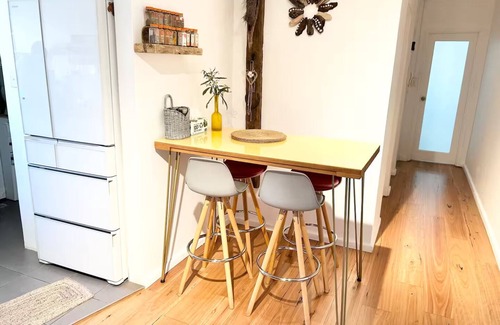 Hillsdale Apartment | Clean,bright apartment & CARPORT close to: beach, airport, CBD