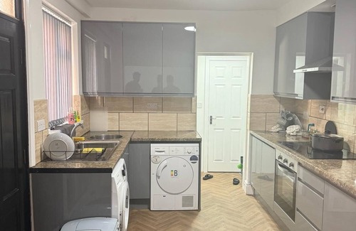 Rusholme House | Clean & Bright Room with Free WiFi
