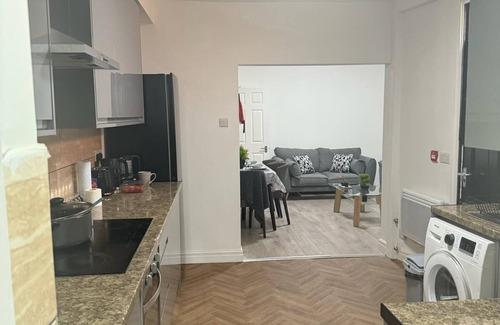 Rusholme House | Clean & Bright Room with Free WiFi