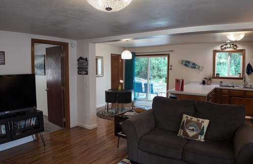 Klamath Lake Cabin | Clean cabin in the woods. Close to Crater Lake!