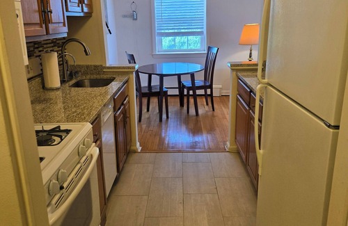 Clifton Condo | Clean, centrally located and updated condo, close to all NYC airports & MetLife