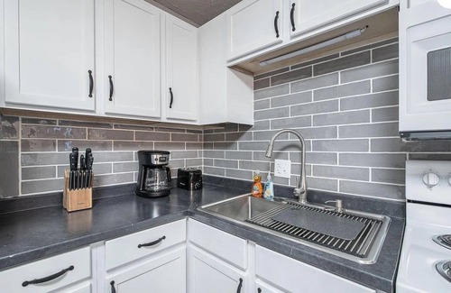 Hemlock House | Clean & classic ranch, pet friendly, w/a fenced yard