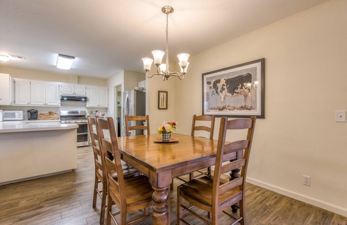 Jenks House | Clean clean clean, full kitchen, play area, quiet 3/2 - near Antiques & aquarium