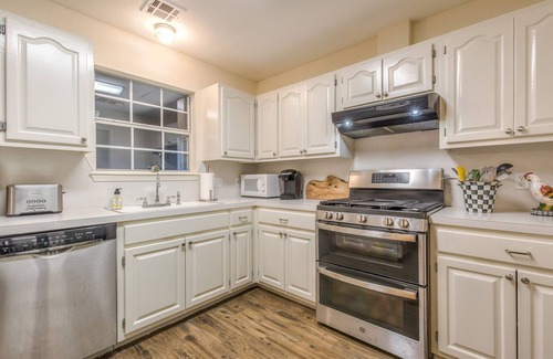 Jenks House | Clean clean clean, full kitchen, play area, quiet 3/2 - near Antiques & aquarium