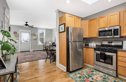 West Seventh House | CLEAN comfortable 2BR GREAT BEDS and bedding. WALK to EXCEL and DT St Paul!