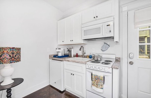 Lockeland Springs Cottage | Clean, comfortable and modern cottage in trendy and historic Lockeland Springs