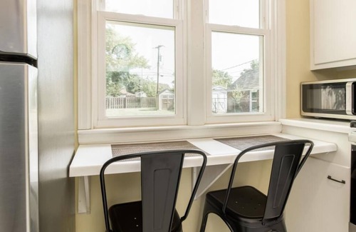 Hutchinson House | Clean & Comfortable Cottage in the Heart of Hutch!