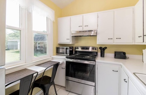 Hutchinson House | Clean & Comfortable Cottage in the Heart of Hutch!