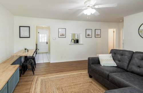 Hutchinson House | Clean & Comfortable Cottage in the Heart of Hutch!