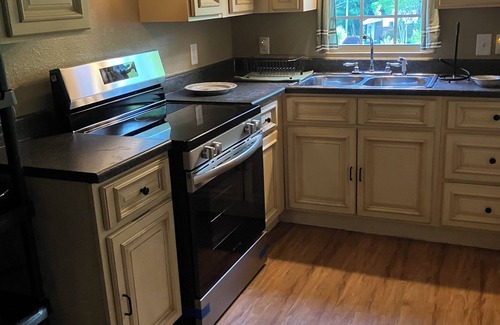 Greeneville Cottage | Clean, Comfortable, Private