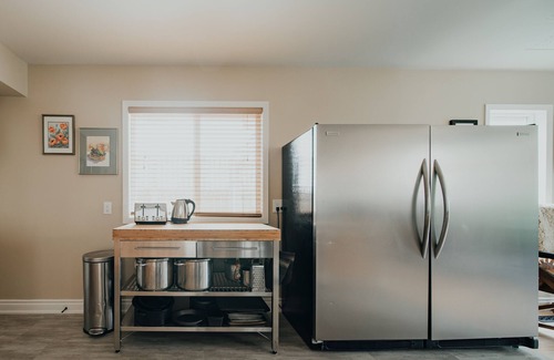 West Hillhurst House | Clean comfortable private spacious & near university hospital downtown Bow River