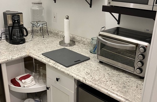 Kenilworth Apartment | Clean, Comfy and Close to downtown