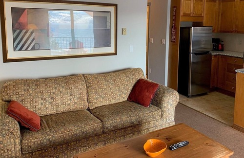 Central Okanagan Condo | Clean Condo on beautiful Lake Okanagan Resort
