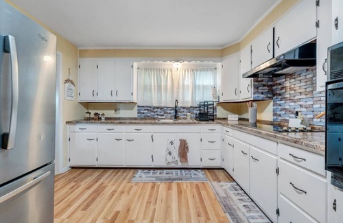 Collinsville House | Clean, Convenient and Comfortable 3BR home