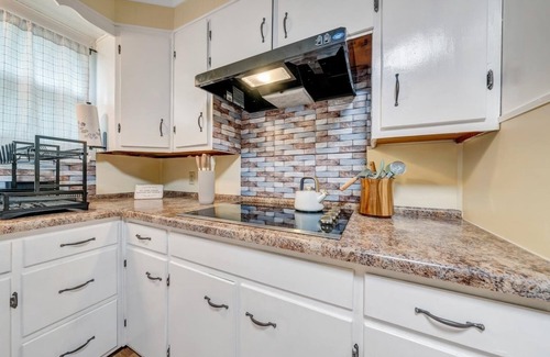 Collinsville House | Clean, Convenient and Comfortable 3BR home