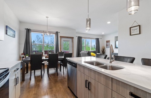 Sylvan Lake House | Clean, Cozy, 4 Bedroom House ~ Close to the Lake ~ Air Conditioning ~ Games Room