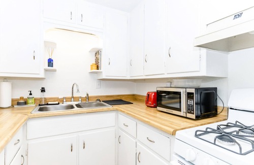 North Aurora Apartment | Clean & Cozy Apartment w/Private Patio