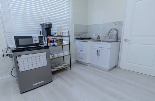 Sunshine Apartment | Clean Cozy & Charming 2-bedroom Apt near Jetblue Park, Walmart & RSW in Ft Myers