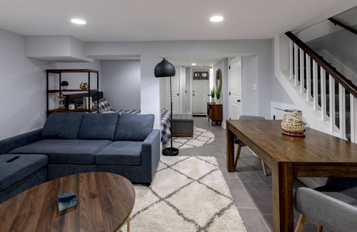 Capitol View Apartment | Clean&Cozy English Basement