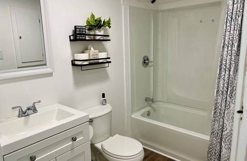 Johnston House | Clean & Cozy Family-Friendly Home Away From Home