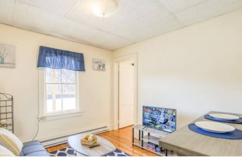 Beacon Apartment | Clean Cozy Getaway | On Main Street | Free Parking