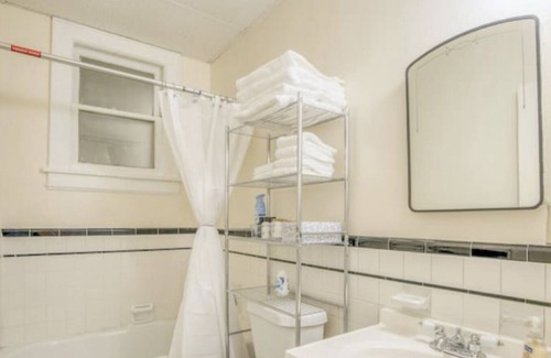 Beacon Apartment | Clean Cozy Getaway | On Main Street | Free Parking