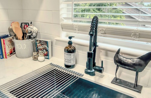 Greater East End House | Clean & Cozy Guest Suite Near U of H