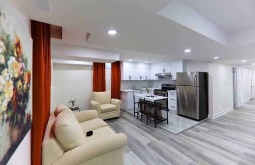 New Tecumseth House | Clean & Cozy Home Near Downtown